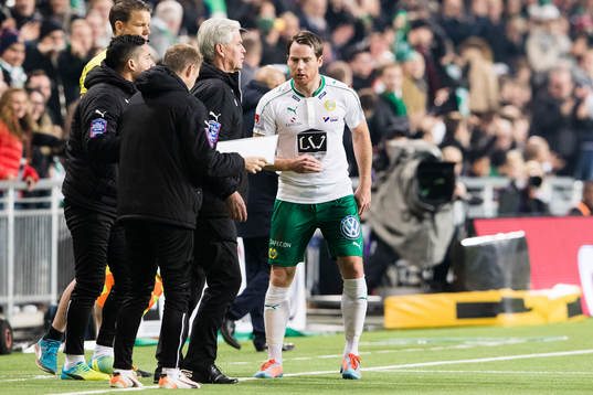 Hammarbys tränare Nanne Bergstrand talar med Hammarbys
