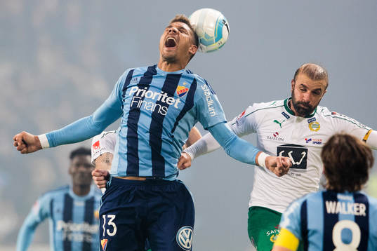 Djurgårdens Mathias Ranegie i en nickduell med Hammarbys