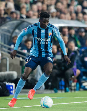 Djurgårdens Michael Olunga med bollen