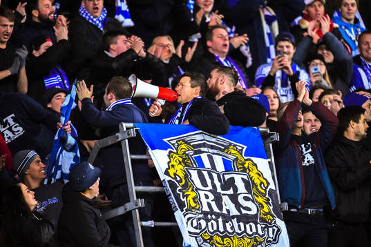 IFK Göteborgs Mads Albaek jublar bland supportrarna