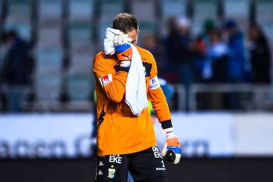 IFK Göteborgs målvakt John Alvbåge deppar