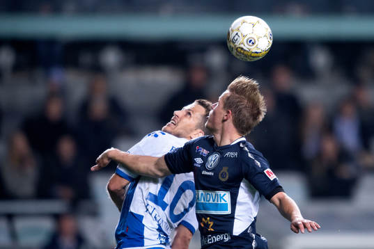 IFK Göteborgs Tobias Hysén i nickduell med Gefles Martin