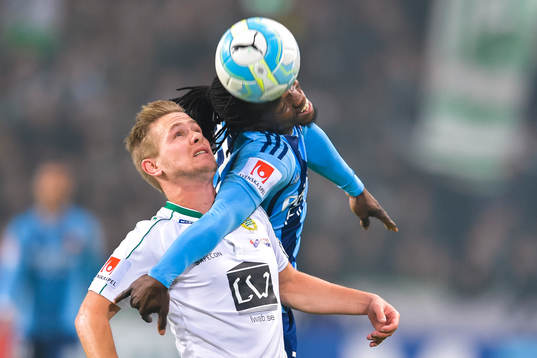 Hammarbys Erik Israelsson och Djurgårdens Kebba Ceesay