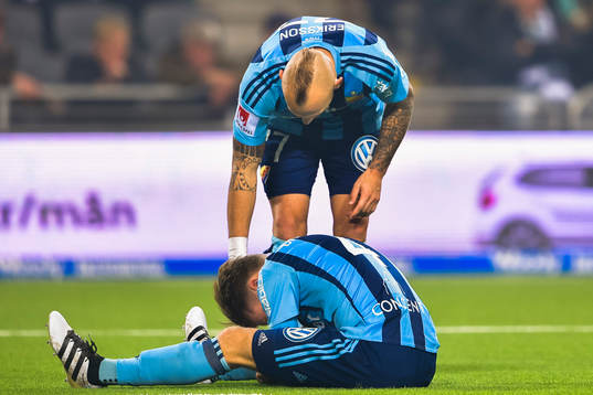 Djurgårdens Magnus Eriksson tröstar Jacob Une Larsson
