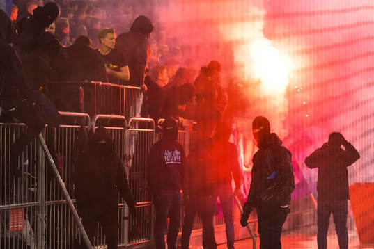 Maskerade supportrar orsakar spelavbrott