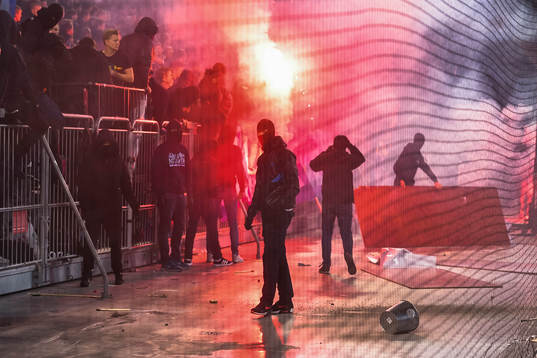 Maskerade supportrar orsakar spelavbrott