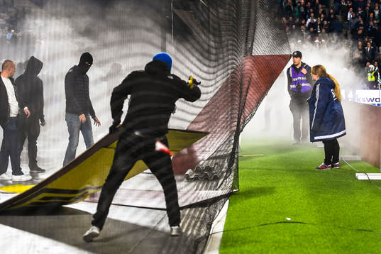 Maskerade supportrar orsakar spelavbrott