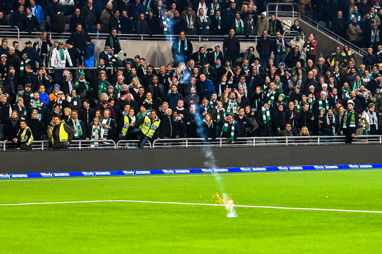 Bengal kastas in på planen när maskerade supportrar