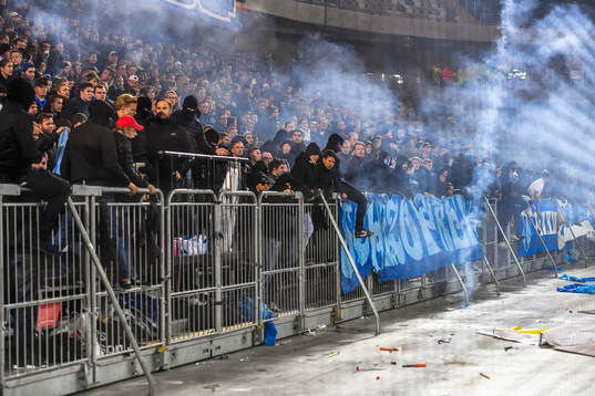 Maskerade supportrar orsakar spelavbrott