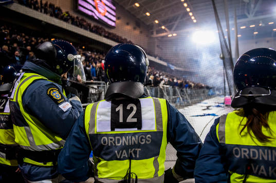 Ordningsvakter bevakar oroligheterna