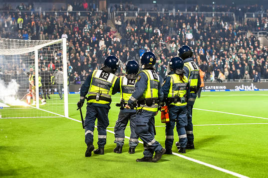 Ordningsvakter bevakar oroligheterna