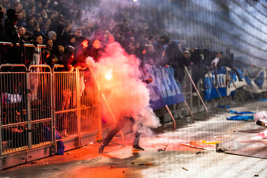 Maskerade supportrar orsakar spelavbrott