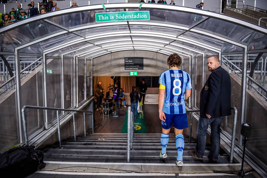 Djurgårdens Kevin Walker deppar när han lämnar planen