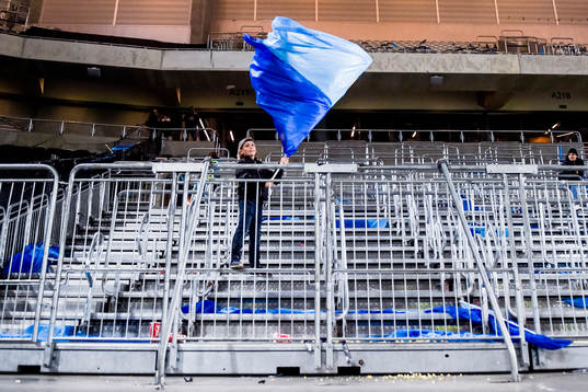 En ung supportrar kvar sist på läktaren