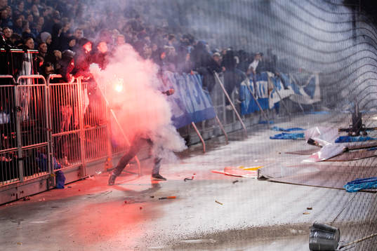 Maskerade supportrar tar sig ner från läktaren