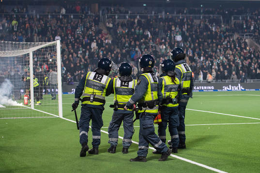 Maskerade supportrar tar sig ner från läktaren