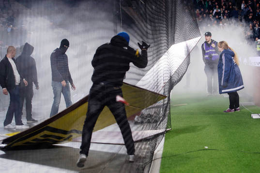 Maskerade supportrar tar sig ner från läktaren