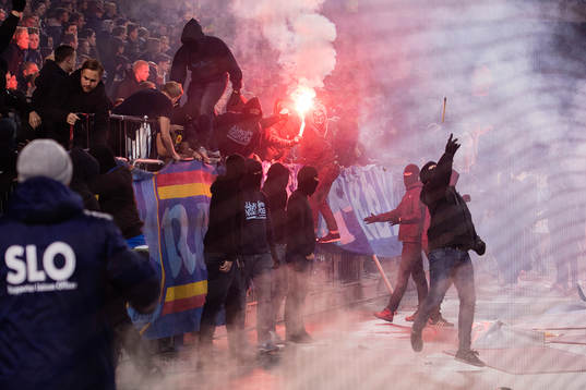 Maskerade supportrar tar sig ner från läktaren