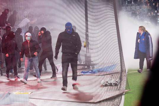 Maskerade supportar tar sig ner från läktaren