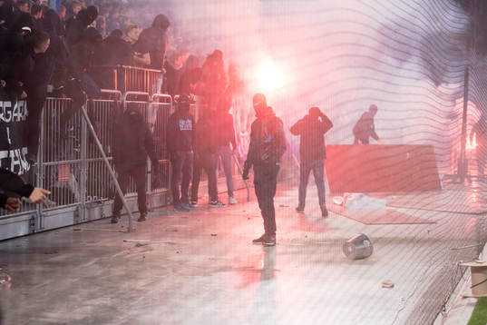 Maskerade supportar tar sig ner från läktaren