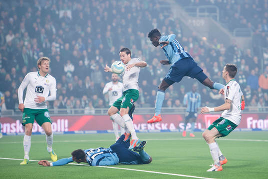 Hammarbys Johan Persson och Djurgårdens Michael Olunga