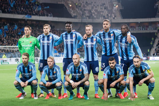 Djurgårdens spelare ställer upp för en lagbild