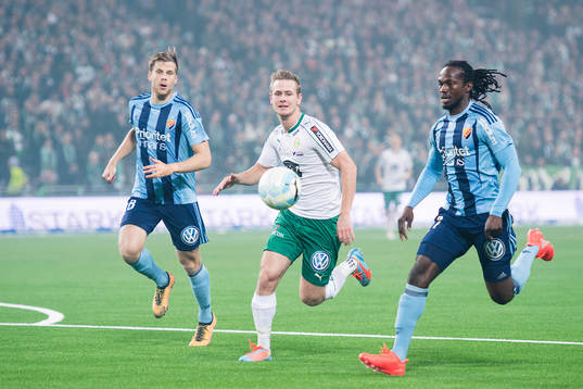 Djurgårdens Niklas Gunnarsson och Kebba Ceesay utmanar