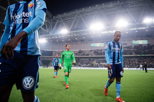 Djurgårdens Mihlali Mabhuti Mayambela och målvakt Kenneth