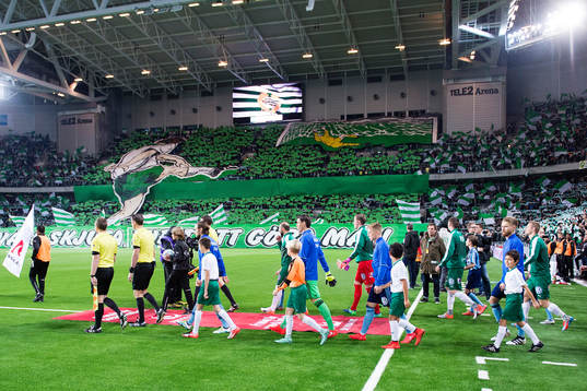 Hammarbys och Djurgårdens spelare går in på planen