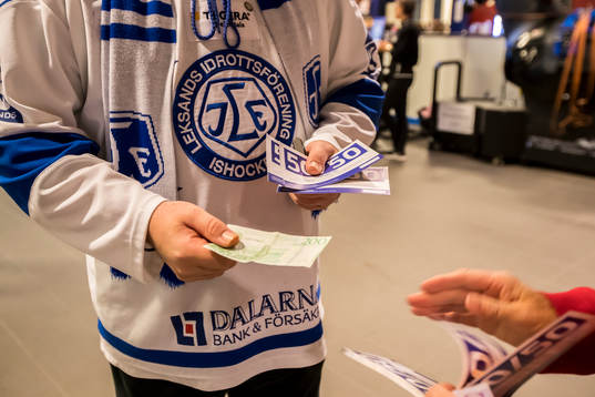 Försäljning av 50/50 lotter innan ishockeymatchen i SHL