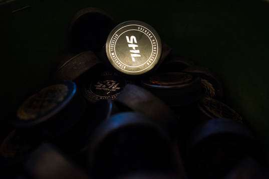 En hink med puckar före ishockeymatchen i SHL mellan