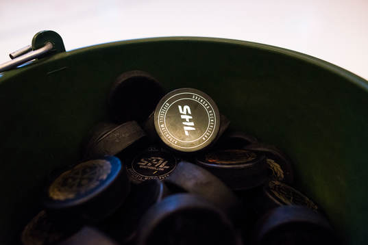 En hink med puckar före ishockeymatchen i SHL mellan