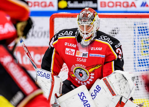 Luleås målvakt Filip Gustavsson på uppvärmningen