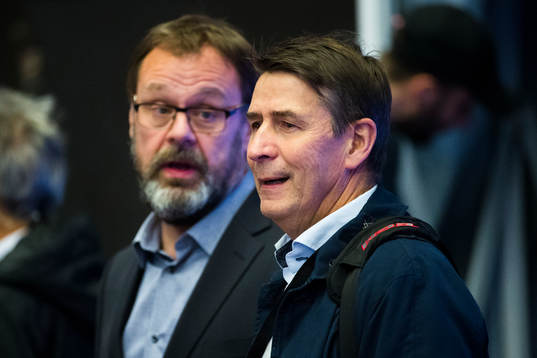Brynäs målvaktstränare Per-Erik Alcén i samtal med