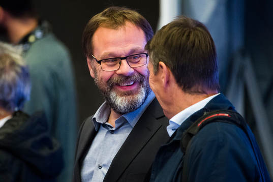 Brynäs målvaktstränare Per-Erik Alcén i samtal med