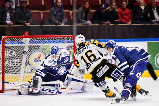 Skellefteås Linus Lindström skjuter mot Leksands målvakt