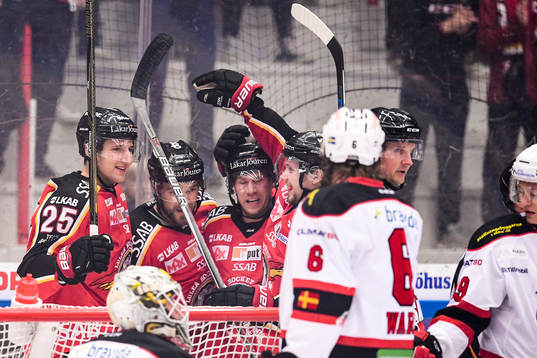 Luleås Anton Hedman (tv) jublar med lagkamrater