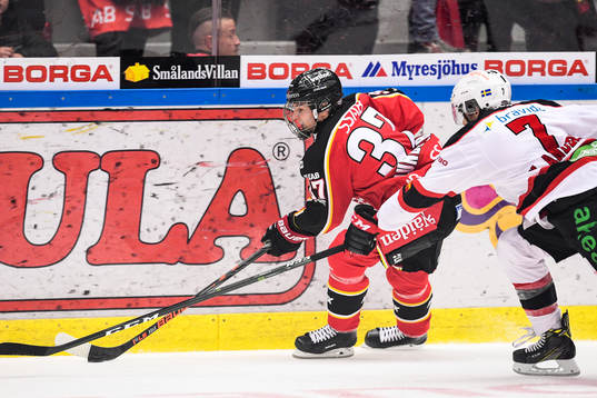 Luleås Isac Lundeström jagas av Malmö Redhawks Nils
