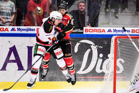 Luleås Craig Schira tacklar Malmö Redhawks Nils Andersson
