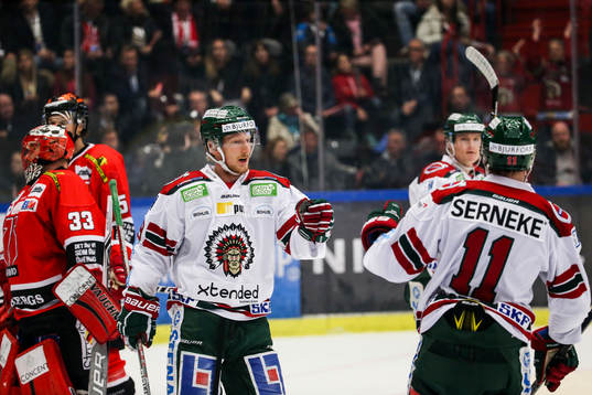 Frölundas Simon Hjalmarsson och Victor Olofsson jublar