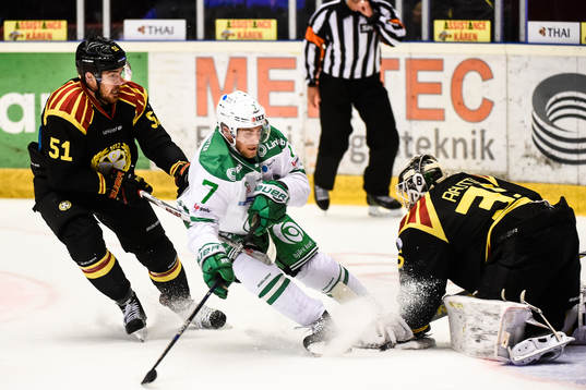 Rögles Patrik Cehlin mot Brynäs Marc Zanetti och målvakt