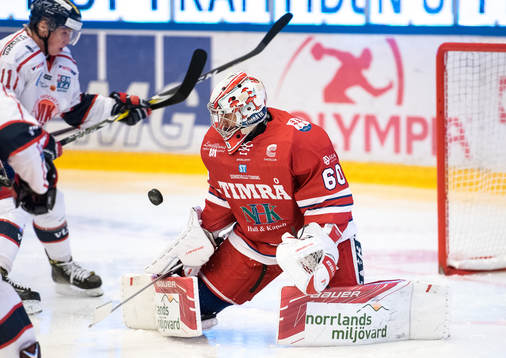 Timrås målvakt Adam Ohre räddar skott