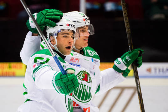 Rögles Dominik Granak och Sebastian Wännström jublar