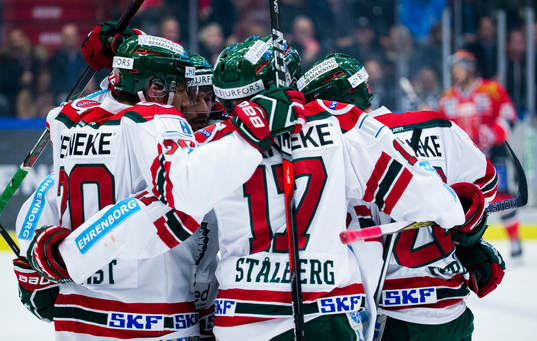 Frölundas Henrik Tömmernes gör 0-1 och jublar med
