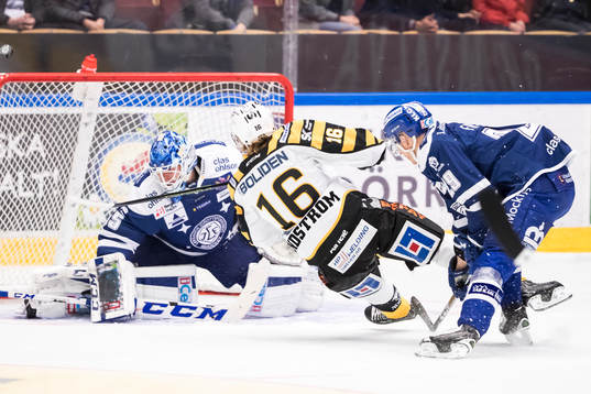 Chans för Skellefteås Linus Lindström framför Leksands