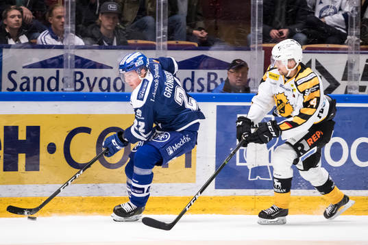 Leksands Martin Grönberg jagas av Skellefteås Andreas
