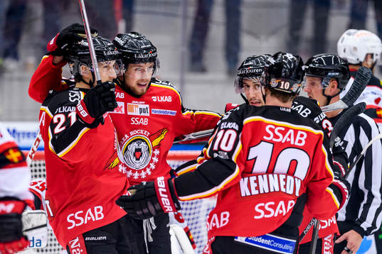 Luleås Petter Emanuelsson (v) jublar
