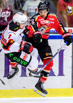 Luleås Craig Schira tacklar Malmö Redhawks Nils Andersson