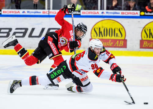 Malmö Redhawks Kim Rosdahl kastar sig för att nå pucken