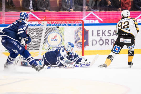 Skellefteås Jesper Olofsson gör 0-1 bakom Leksands
